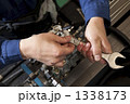 機械作業をする手