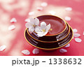 杯と桜の花びら