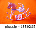 ミニチュアのピンクの木馬