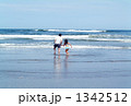 初夏の海辺で遊ぶ父と娘