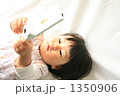 携帯をいじる子供