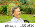 笑顔のシニア女性