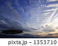 ビーチパラソルと夕焼け