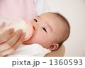 ミルクを飲む赤ちゃん