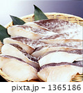 1365186