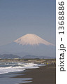 1368886