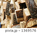 1369576