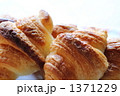 1371229