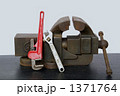 中古品の万力とパイプレンチ