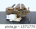 中古品の万力とハンマー