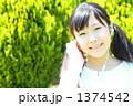 音楽を聴く小学生