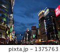 夜の歌舞伎町靖国通り