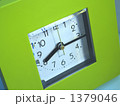 ８時１５分の黄緑色の四角い置時計