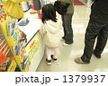 レジでお金を支払う親子
