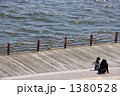 春の海眺める親子