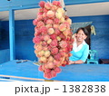 果物を売る女性