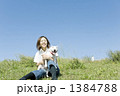 犬と散歩する若い女性