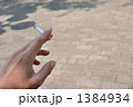 タバコを持つ手