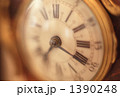 アンティークな置時計のアップ
