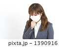 咳をする女性