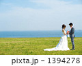 ブーケを見つめる新郎新婦