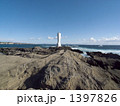 岩場の先に佇む城ヶ島灯台