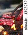 バーベキューでお肉を焼く