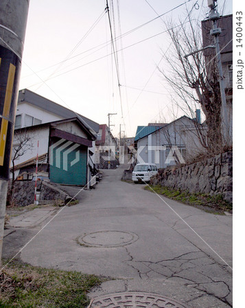 「坂道の小路」の写真素材