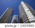 青空と高層マンション