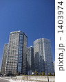 日本の横浜の青空と高層マンション群