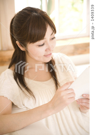 「女性 人物 読書 読む ソファー 」の写真素材 「女性 人物 読書 読む ソファー 」の写真素材