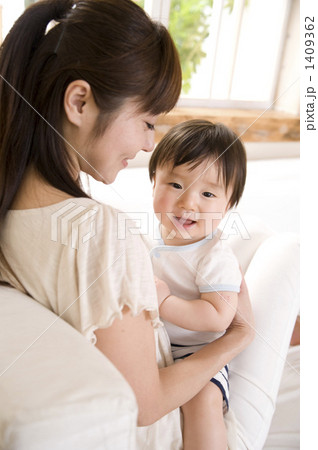 抱っこ 赤ちゃん 人物