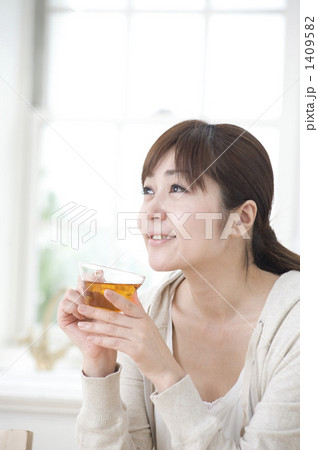 「女性 飲む 人物 微笑む 」の写真素材 「女性 飲む 人物 微笑む 」の写真素材