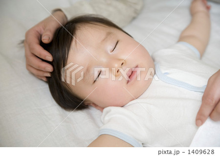 「人物 赤ちゃん 睡眠 寝顔 」の写真素材