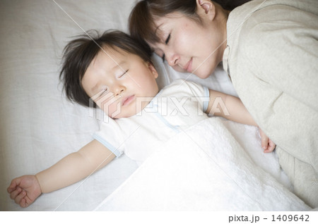 「親子 添い寝 人物 家族 」の写真素材 「親子 添い寝 人物 家族 」の写真素材