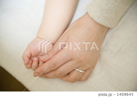 「手 赤ちゃん 親子 家族 」の写真素材