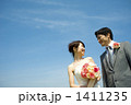青空と新郎新婦