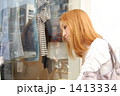 ウィンドウショッピングをする女性