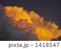 夕暮れに染まる雨雲