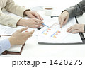 会議中の男女の社員