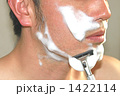 髭を剃る