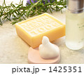 パフにのったアワと石鹸