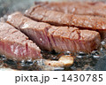 鉄板で焼く肉