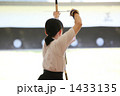 的を狙う若い女性