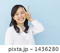 ピースする女性・ブルーバック