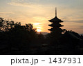 京都・東寺の五重塔　日の出