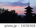 京都・東寺の五重塔　朝焼け