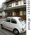 古い町並みと古い車