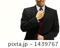 ネクタイをしめるビジネスマン