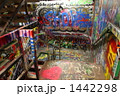 ペイントだらけの階段